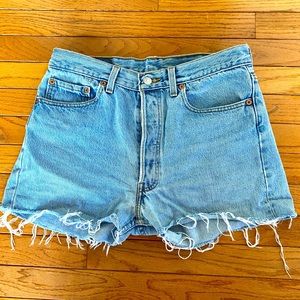 Distressed high waisted Levi jean short
